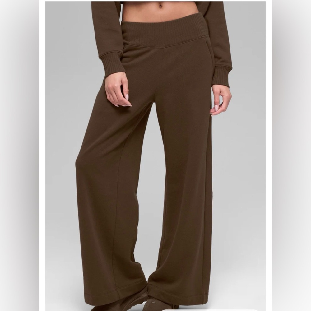 BEST SELLER serenity wide leg sweatpant Alo yoga espresso